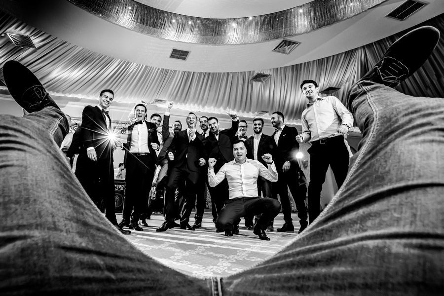 Fotograf de nuntă București – cadre creative și dinamice otograf nuntă București – moment vesel cu cavalerii mirilor