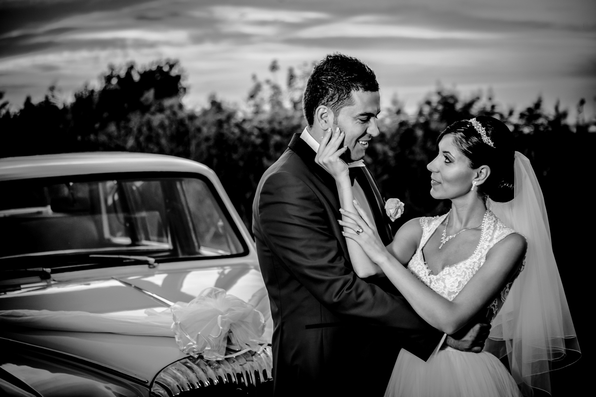Fotograf nuntă București | AdPhoto Fotografie de nuntă cu miri lângă o mașină clasică – fotograf București AdPhoto