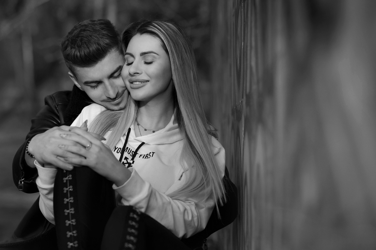 Fotograf logodnă București | AdPhoto Fotografie de cuplu în aer liber – logodnă surprinsă de AdPhoto