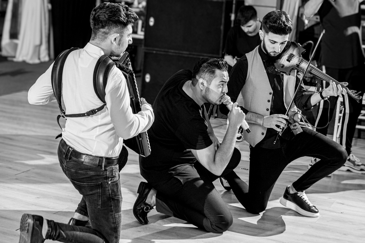 Formație live interpretând la o nuntă, înregistrată cu lavaliere și recorder audio de înaltă calitate | AdPhoto – fotograf nuntă București