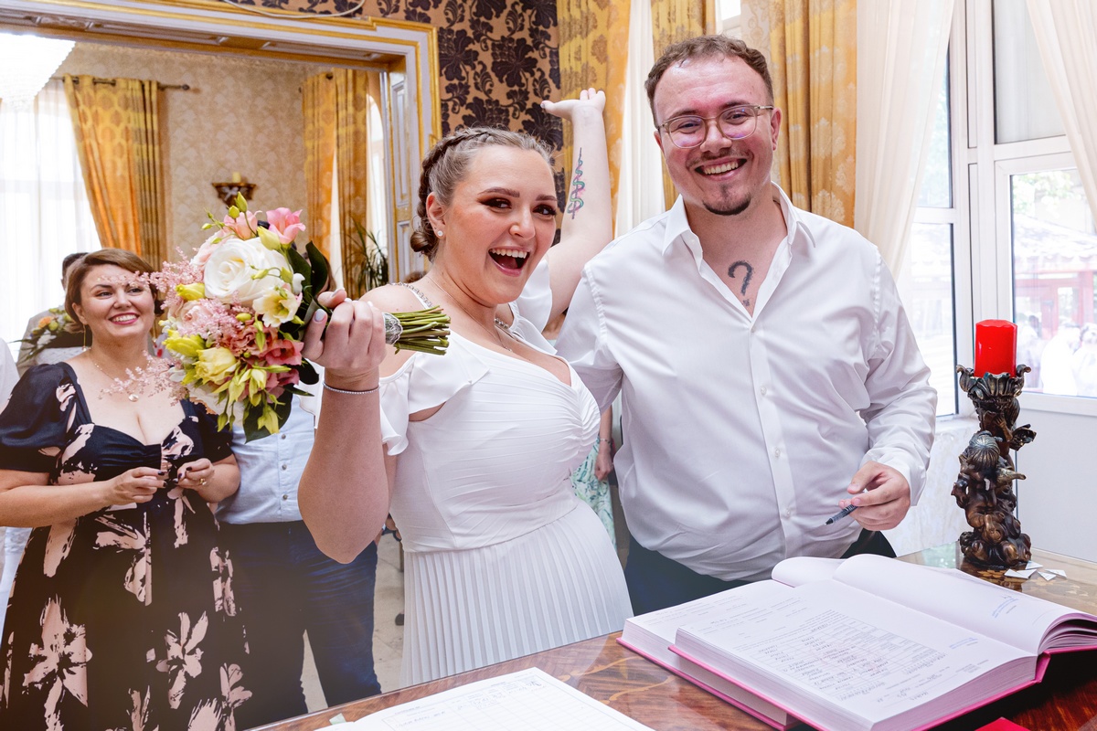 Mirii semnează actele la cununia civilă, zâmbind alături de invitați – fotografie de eveniment în București realizată de AdPhoto