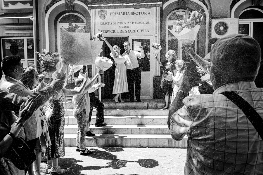 Mirii semnează actele la cununia civilă, zâmbind alături de invitați – fotografie de eveniment în București realizată de AdPhoto