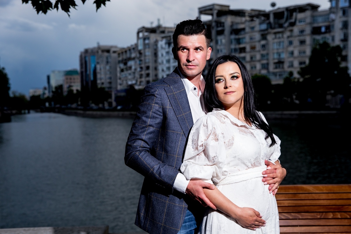 Fotograf profesionist surprinzând un cuplu la apus, pe malul Dâmboviței, după cununia civilă