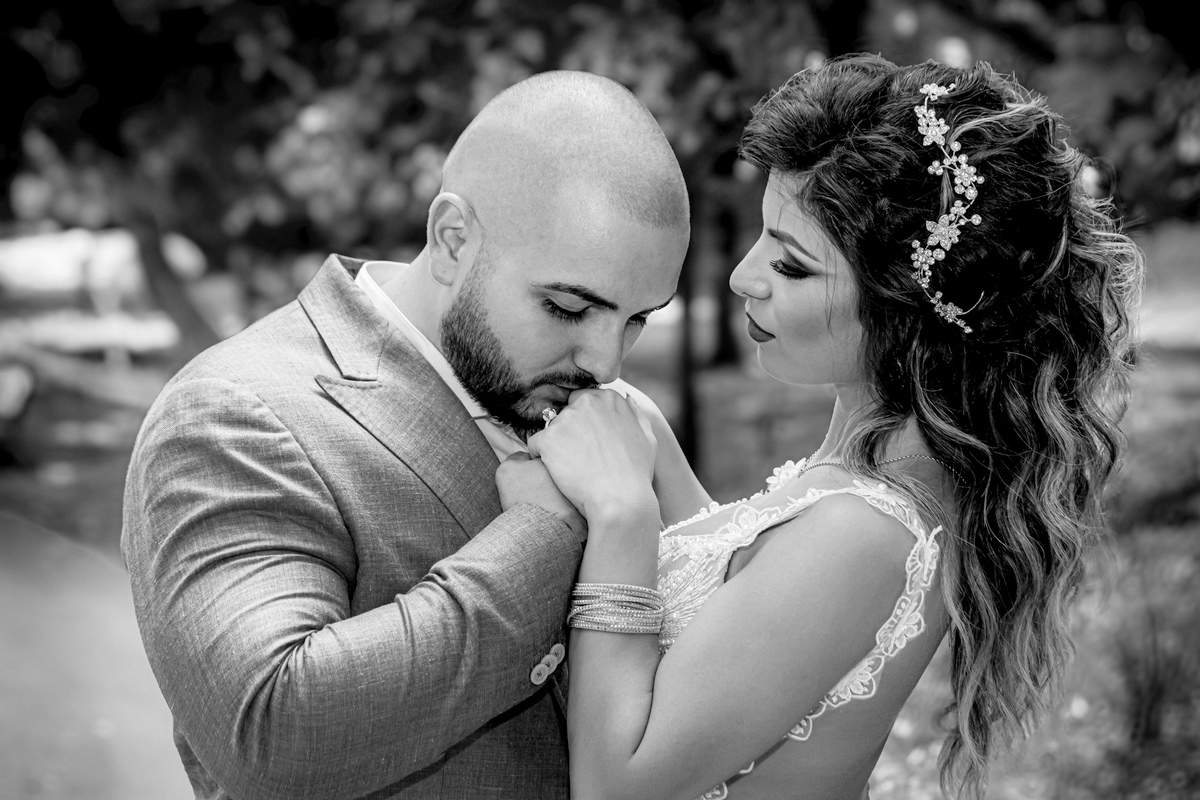 Fotograf nuntă București – mirele sărută mâna miresei, moment romantic surprins de AdPhoto în stil elegant și emoționant