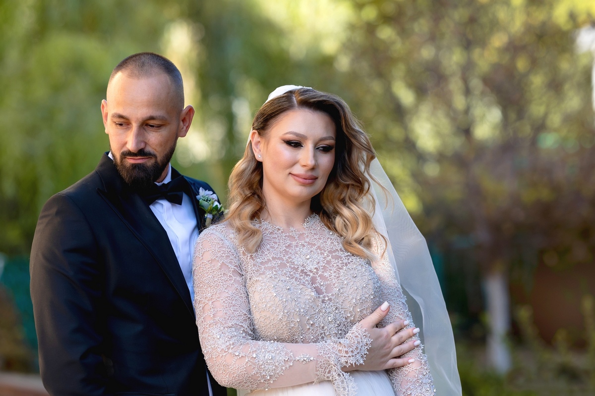 Fotograf nuntă București – portret elegant al mirilor în natură, surprins de AdPhoto într-un moment de tandrețe și rafinament