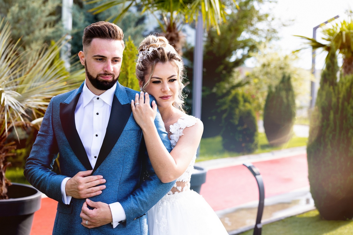 Fotograf nuntă București – mire și mireasă în grădină, într-un moment de liniște și complicitate surprins de AdPhoto