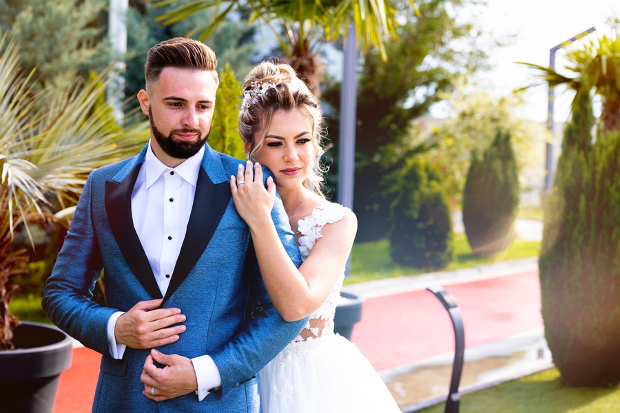 Mire și mireasă în îmbrățișare elegantă, portret de nuntă la apus | Fotograf nuntă București