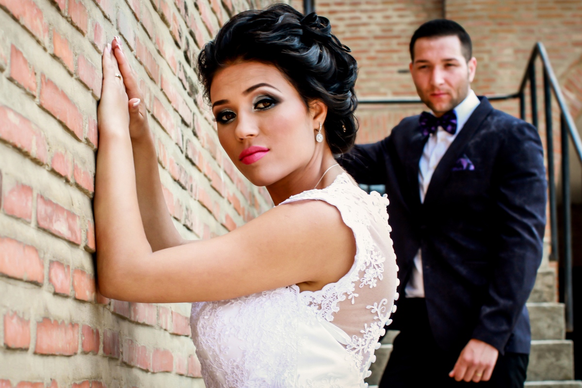 Fotograf nuntă București – portret elegant de mireasă și mire, realizat de AdPhoto într-o locație urbană, fotografie profesională de nuntă