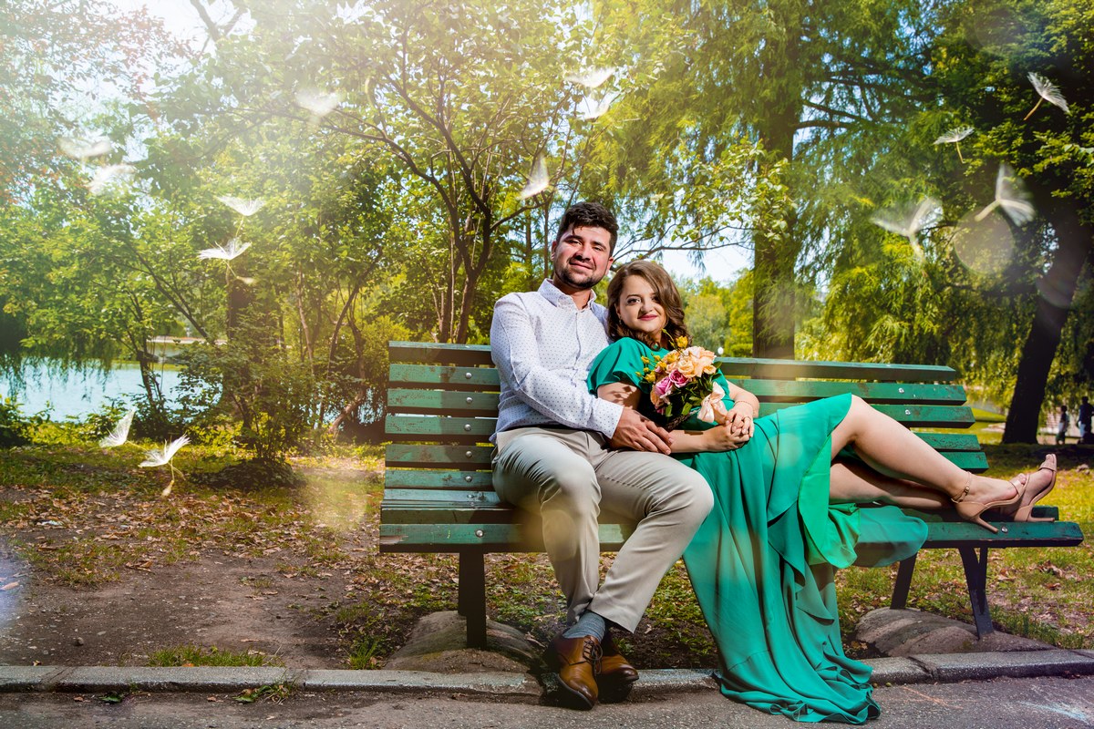 Fotograf nuntă București – cuplu pe bancă în parc, ședință foto relaxată de logodnă