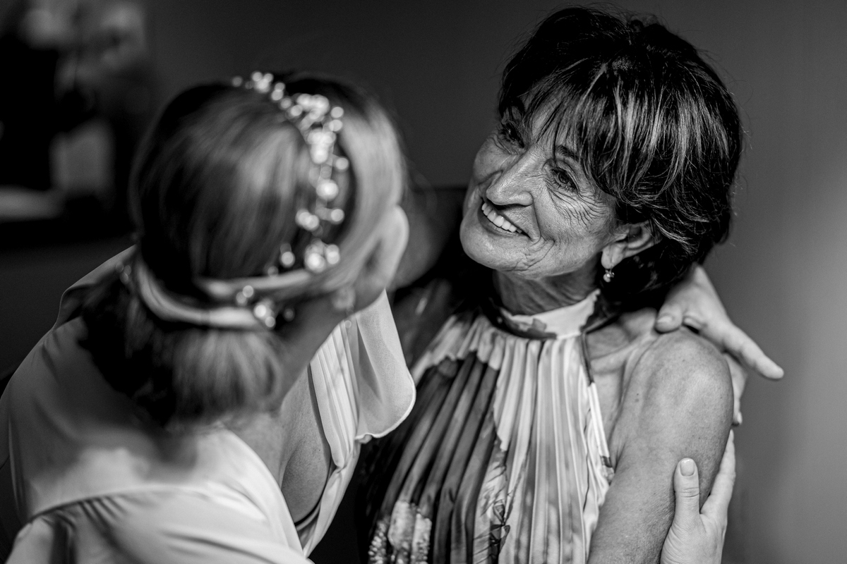 Mireasa îmbrățișându-și mama după finalizarea machiajului de nuntă – moment emoționant surprins de AdPhoto