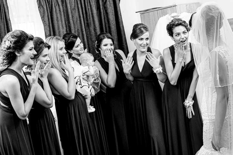 Mireasă surprinsă după aplicarea machiajului de nuntă, alături de domnișoarele de onoare – AdPhoto București