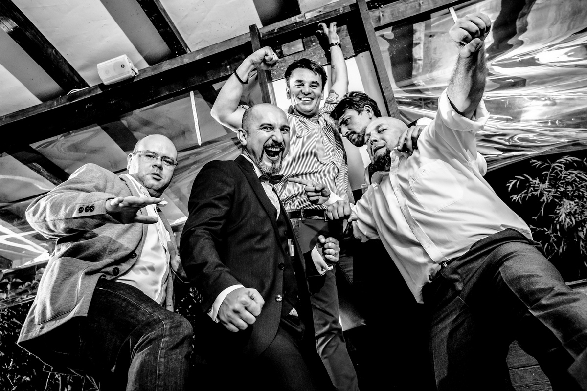 Invitați la petrecerea de nuntă în București, surprinși în momente de distracție autentică | Fotograf nuntă București – AdPhoto