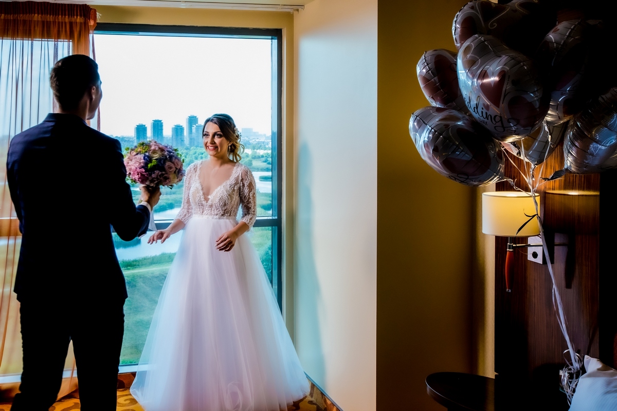 Întâlnirea mirelui cu mireasa – moment tradițional surprins de AdPhoto în București.