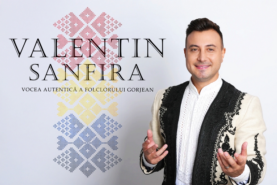 Fotografie cu Valentin Sanfira cântând live pe scenă la un eveniment din București – atmosferă autentică, lumină caldă și orchestră tradițională, surprinsă de AdPhoto.