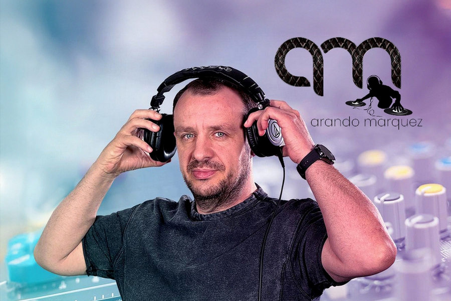 Arando Marquez – DJ și maestru de ceremonii, fotografiat la un eveniment din București, într-o atmosferă vibrantă și plină de energie – AdPhoto