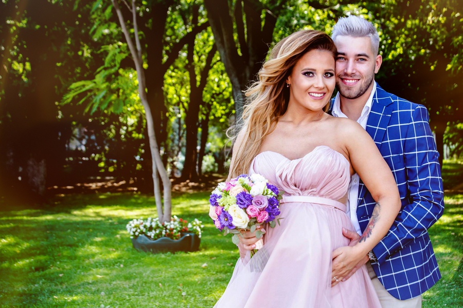 Cuplu fericit în ziua nunții, fotografiat în natură – Fotograf nuntă București AdPhoto