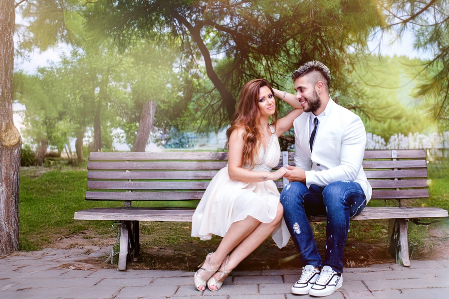 Fotograf nuntă București – ședință foto romantică a mirilor pe bancă, lumină naturală, stil elegant AdPhoto