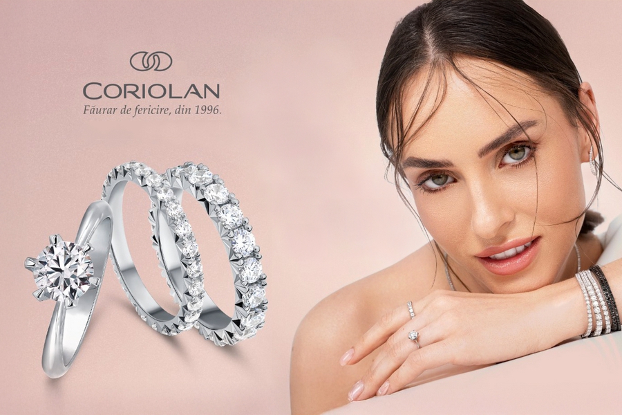 Detaliu cu inele de logodnă și verighete Coriolan purtate de o mireasă – fotografie AdPhoto