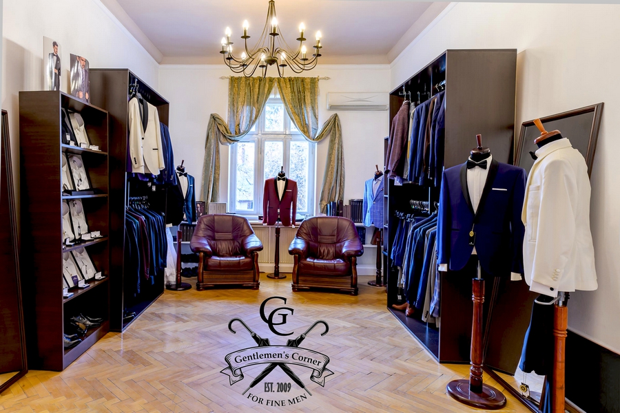 Showroom Gentlemen’s Corner cu costume și pantofi eleganți pentru miri – AdPhoto