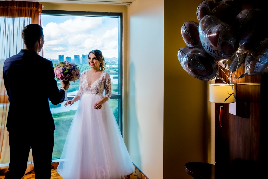 Momentul întâlnirii dintre mire și mireasă înainte de nuntă, surprins într-o cameră de hotel din București – fotografie AdPhoto