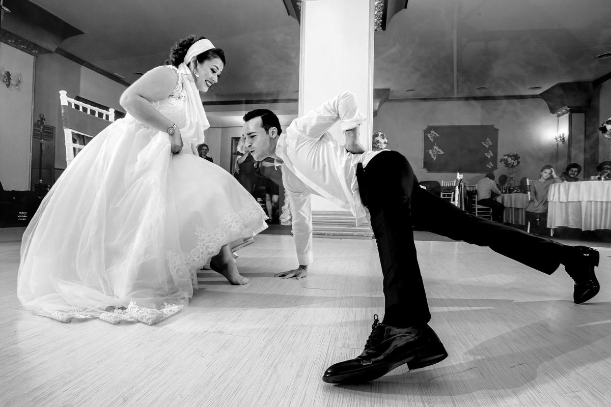 Moment amuzant la petrecerea de nuntă – fotografie alb-negru | AdPhoto