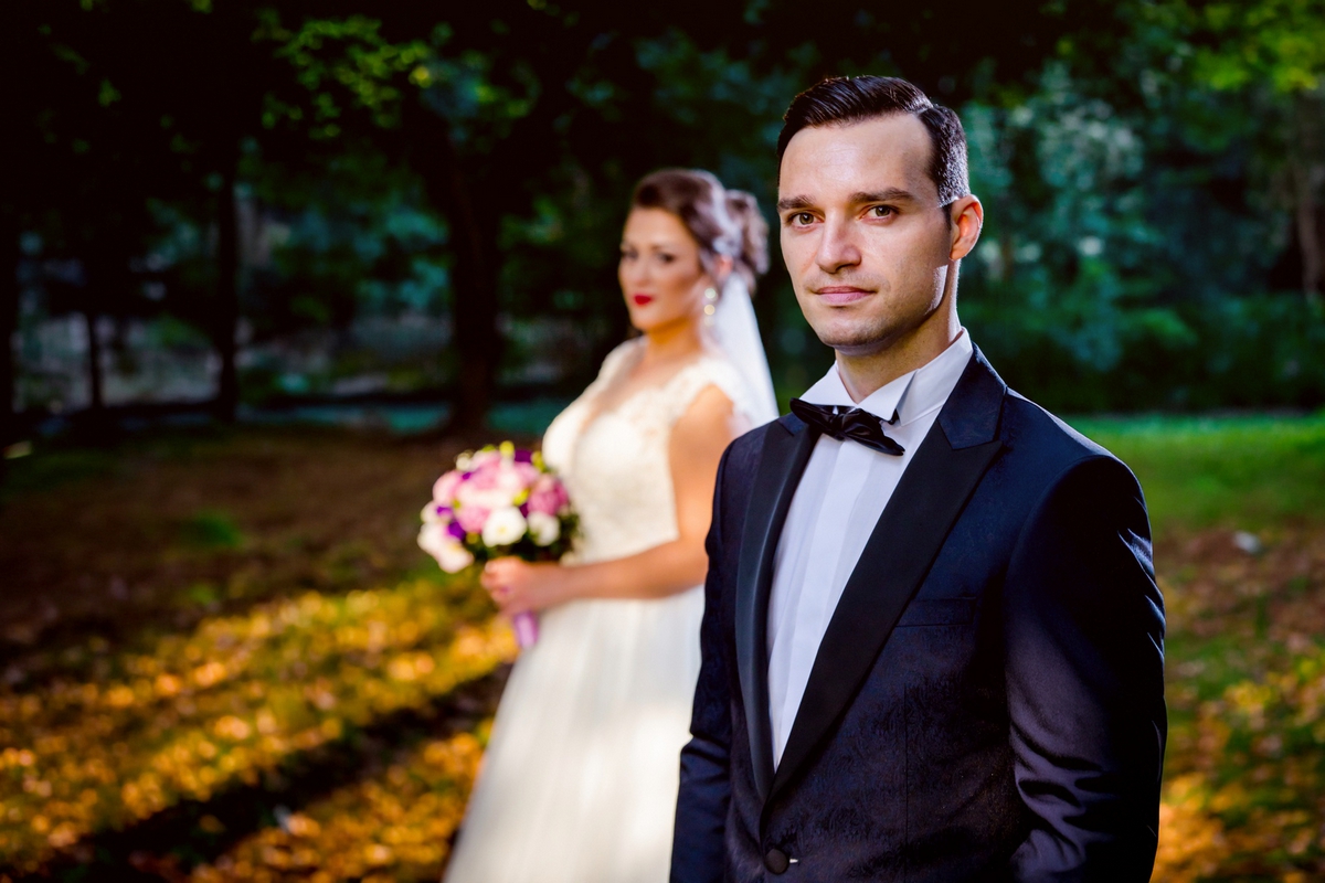 Portret color cu mirele în costum elegant, realizat în cadrul ședinței foto de nuntă, fotograf profesionist de nuntă București