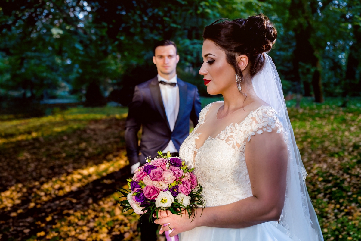 Portret mireasă cu buchet – fotografie de nuntă naturală | AdPhoto