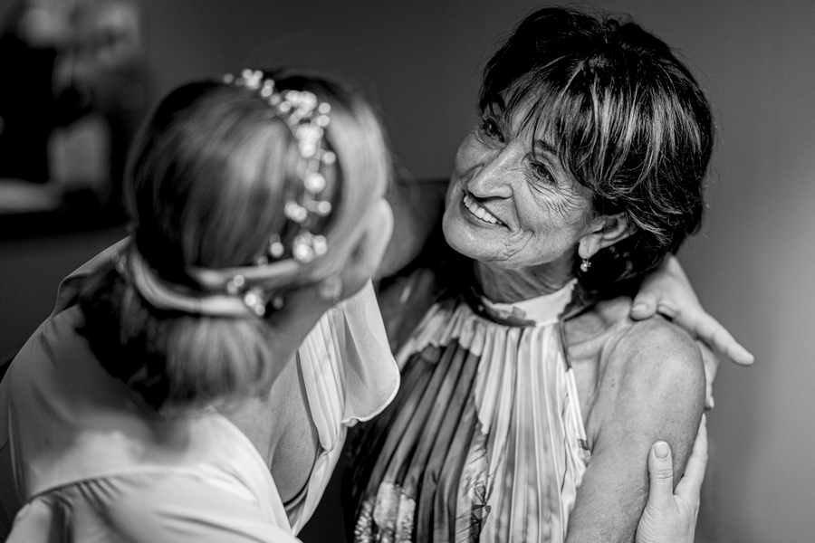 Mireasă și mama ei împărtășind un moment de tandrețe în ziua nunții, surprins de fotograful AdPhoto.