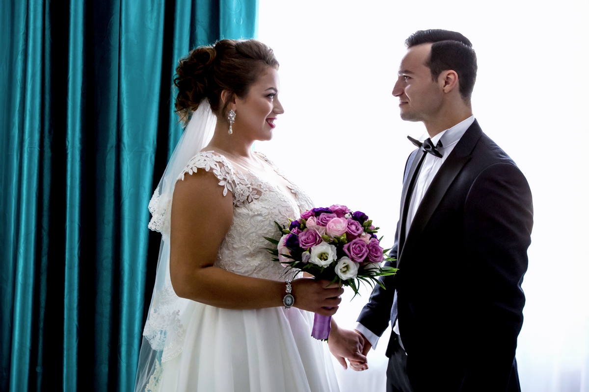 Prima întâlnire a mirilor în ziua nunții | Fotograf nuntă București – AdPhoto