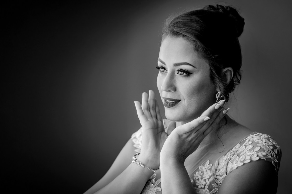 Portret alb-negru cu mireasa la pregătiri, moment intim înainte de nuntă, fotograf profesionist de nuntă București