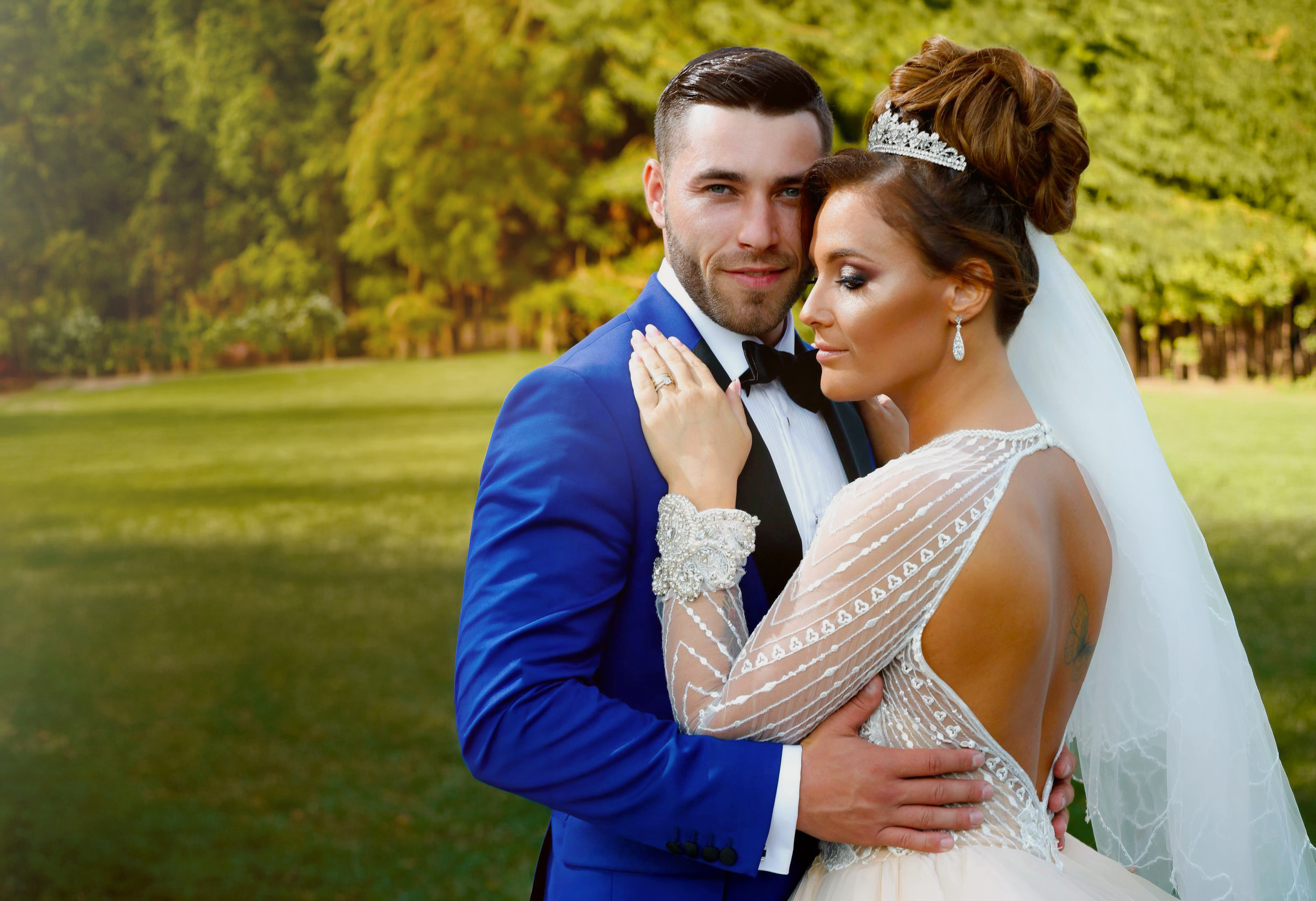 Miri în ținută de nuntă, mireasa în rochie albă cu dantelă și mirele în costum albastru– AdPhoto