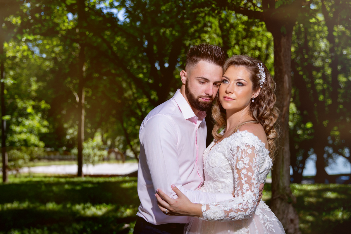 Cuplu de miri fotografiat în parc cu lumină naturală – AdPhoto