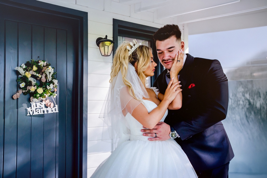 Ședință foto de nuntă cu mirii în natură, într-un cadru relaxat, realizată cu ghidare profesionistă