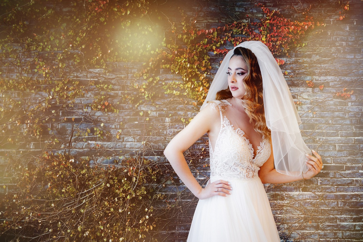 mireasă în rochie de nuntă cu voal portret artistic fotograf nuntă București