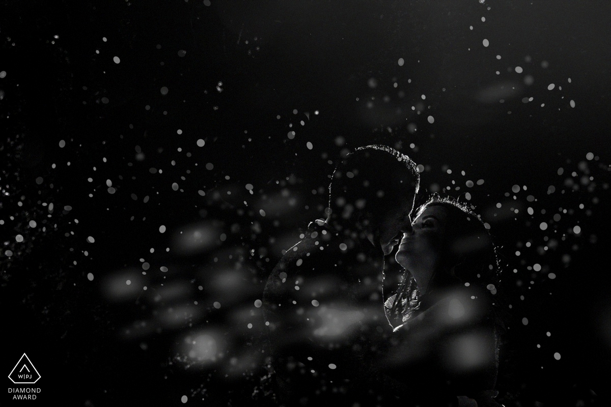 Siluetă artistică a mirilor fotografiată noaptea – fotografie premiată WPJA Diamond Awards