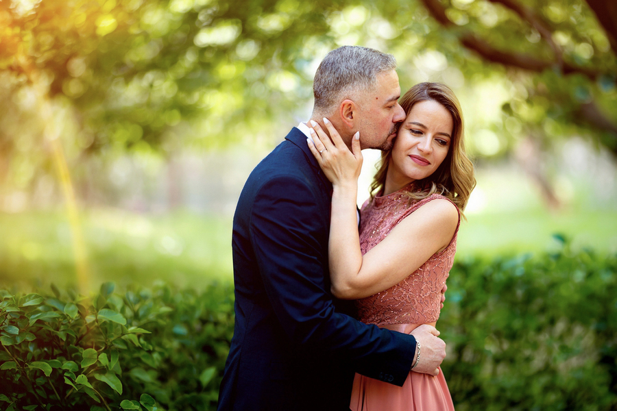 Fotografie naturală de cuplu – AdPhoto Cuplu surprins într-un moment natural și tandru în timpul ședinței foto